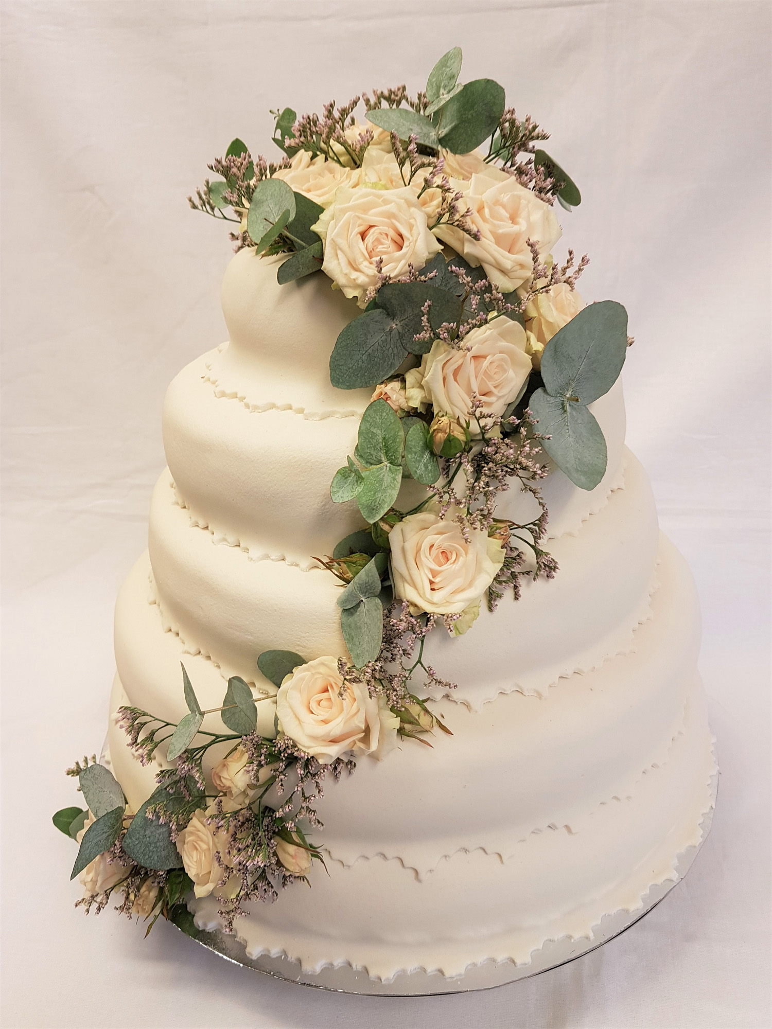 Eleganta bröllopstårtor — från dripcake till klassisk våningstårta. På bröllopsdagen brukar tårtan under kvällen stå i fokus. Välj mellan våra 6 olika varianter och bestäm själv vilka smaker Ni vill ha. I galleriet nedan syns olika smak- och färgvarianter.