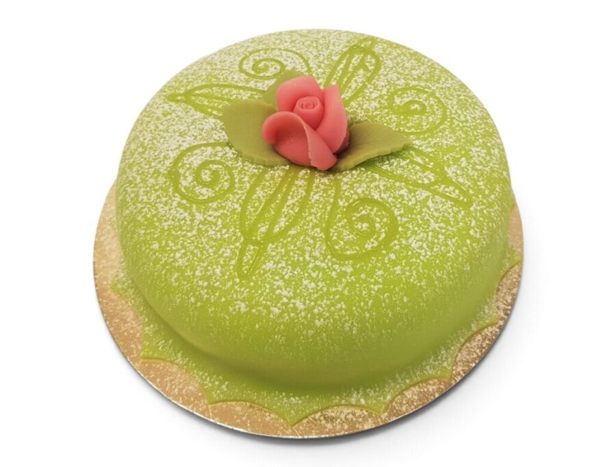 Prinsess Sockerkaksbotten, vaniljkräm, grädde och marsipan.